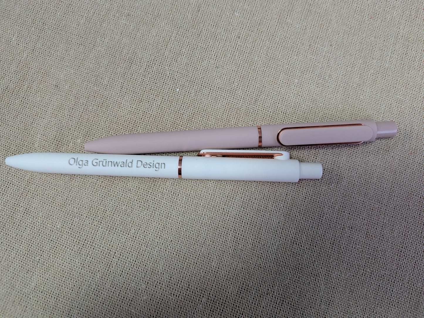 Eleganter Kugelschreiber „OlgaGrünwaldDesign“ – Soft Pastell Stift | Roségold Details | Planner Zubehör