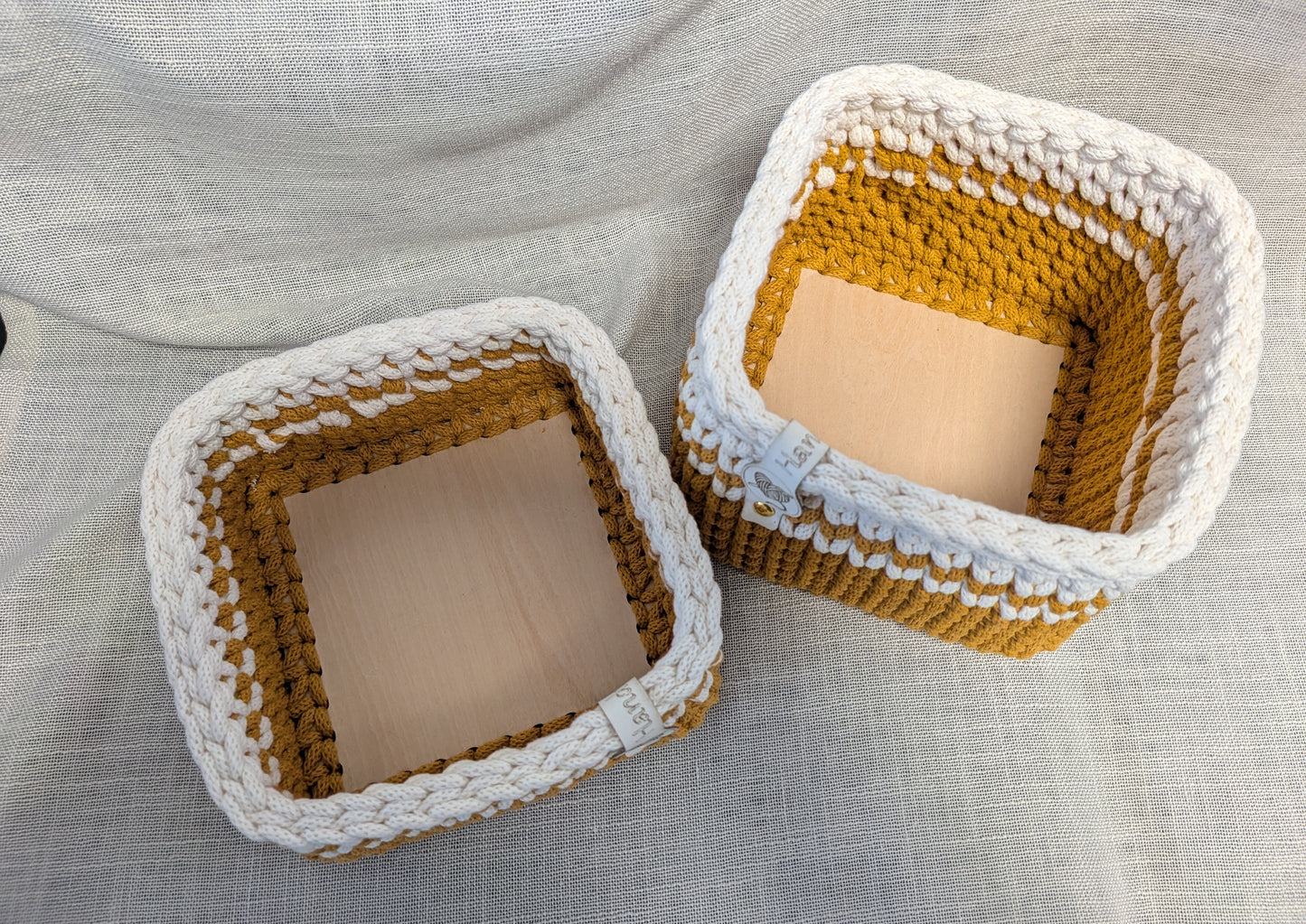 Gehäkelte Körbchen 2er Set – mit Holzboden | Senfgelb & Creme | Handgemacht