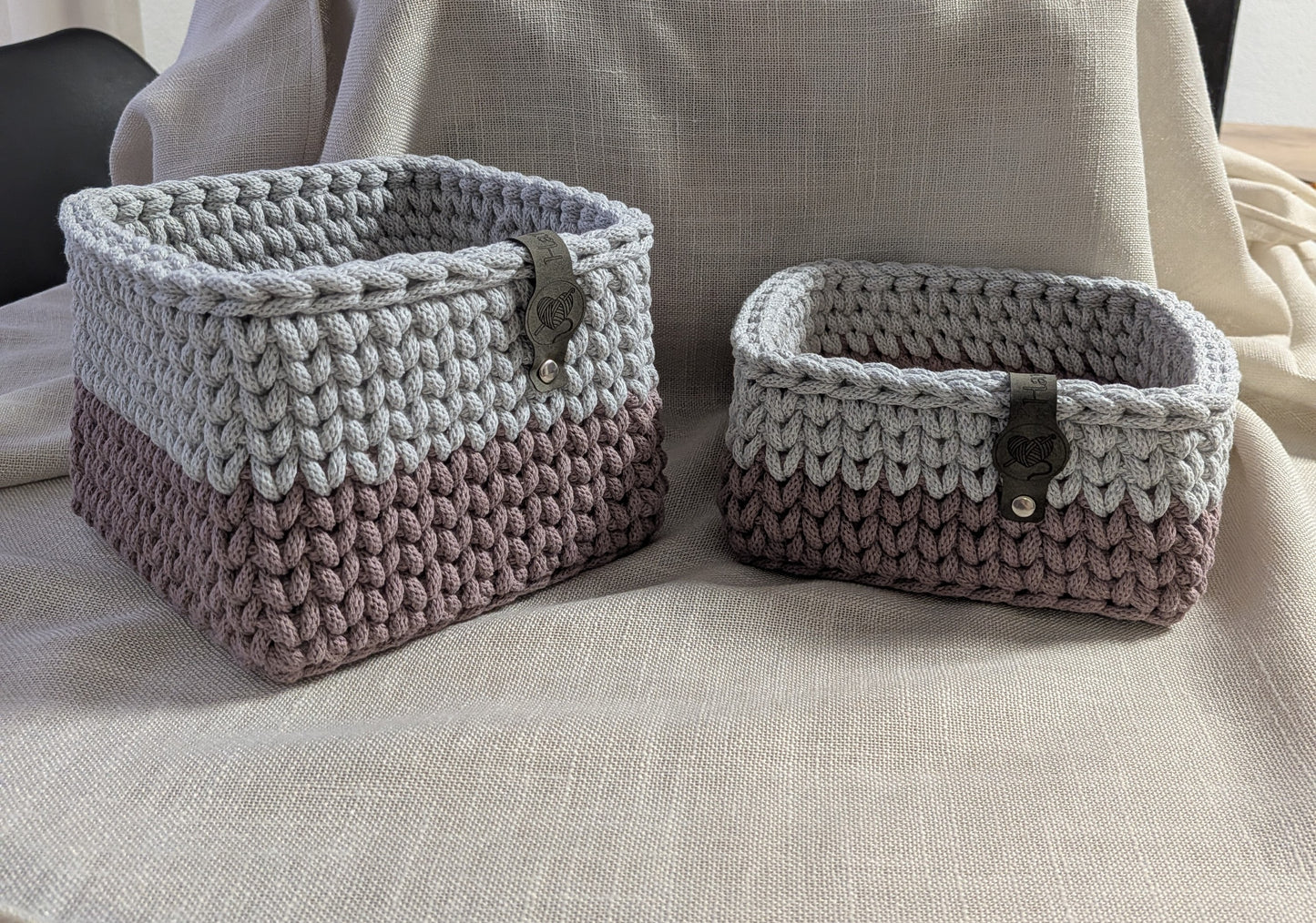 Handgehäkeltes Körbe-Set mit graviertem Holzboden – 2er Set