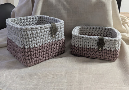 Handgehäkeltes Körbe-Set mit graviertem Holzboden – 2er Set