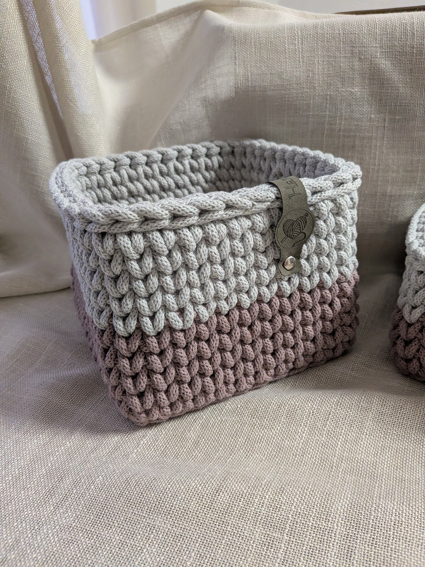 Handgehäkeltes Körbe-Set mit graviertem Holzboden – 2er Set