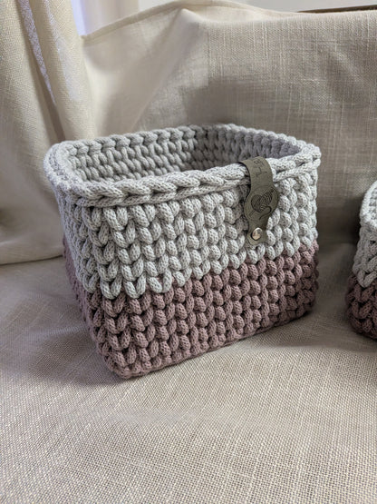 Handgehäkeltes Körbe-Set mit graviertem Holzboden – 2er Set