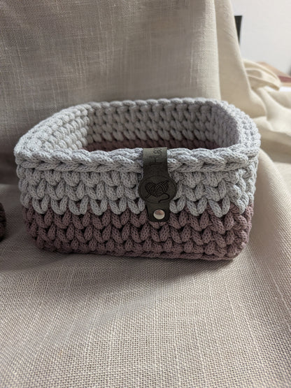 Handgehäkeltes Körbe-Set mit graviertem Holzboden – 2er Set