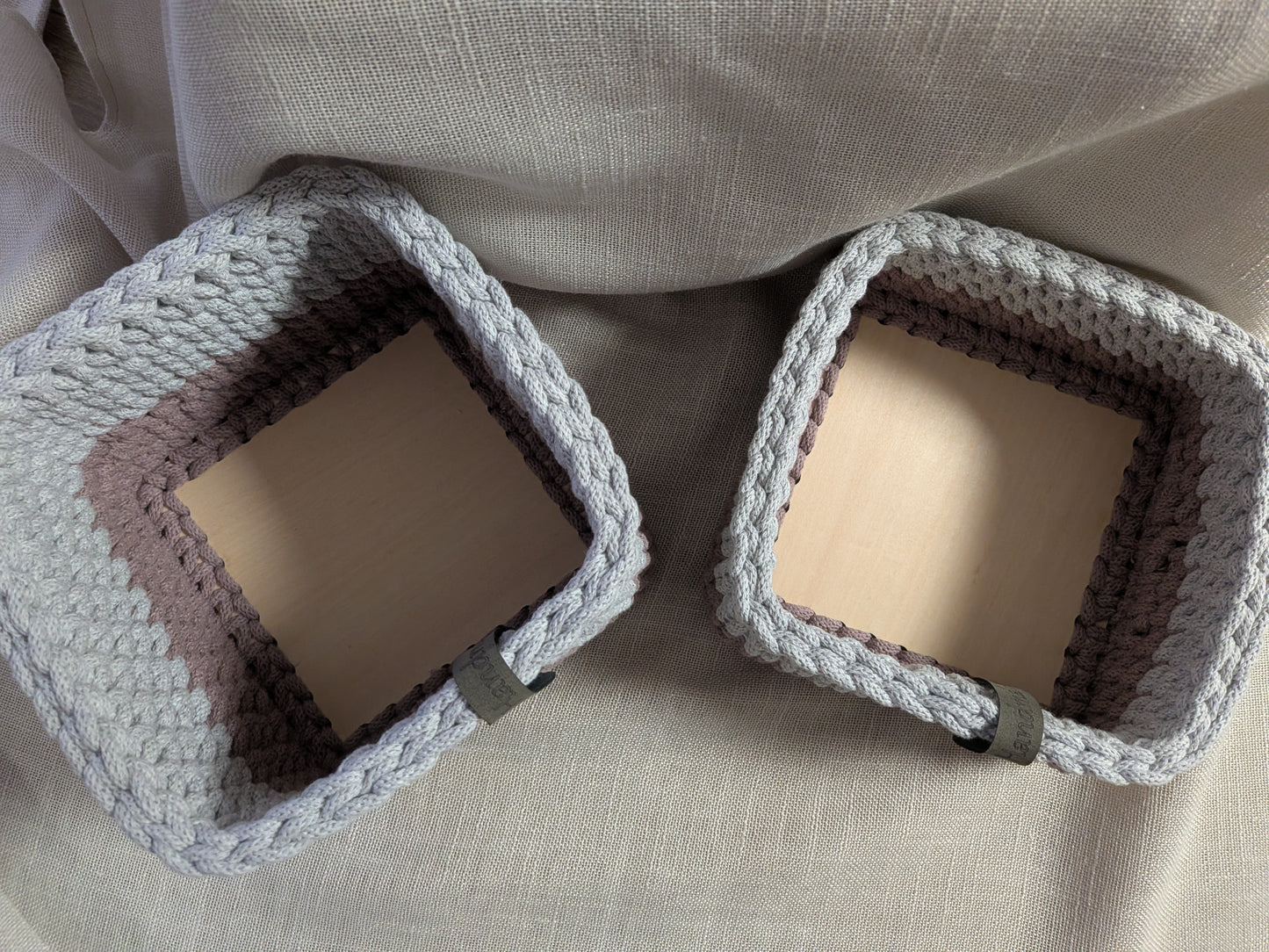 Handgehäkeltes Körbe-Set mit graviertem Holzboden – 2er Set