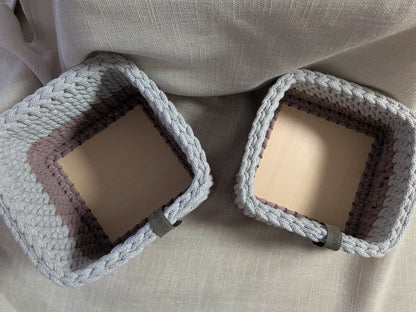 Handgehäkeltes Körbe-Set mit graviertem Holzboden – 2er Set