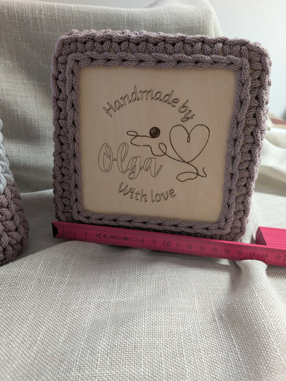 Handgehäkeltes Körbe-Set mit graviertem Holzboden – 2er Set