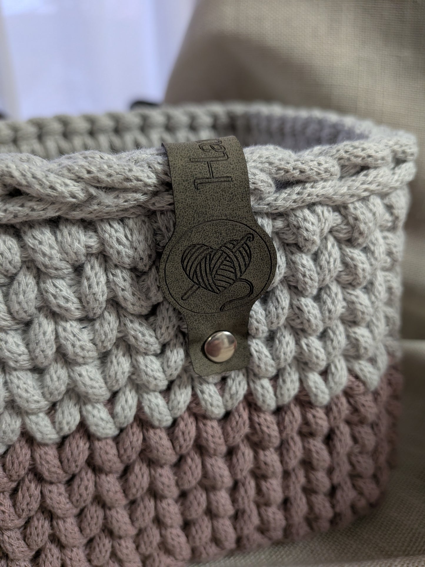 Handgehäkeltes Körbe-Set mit graviertem Holzboden – 2er Set