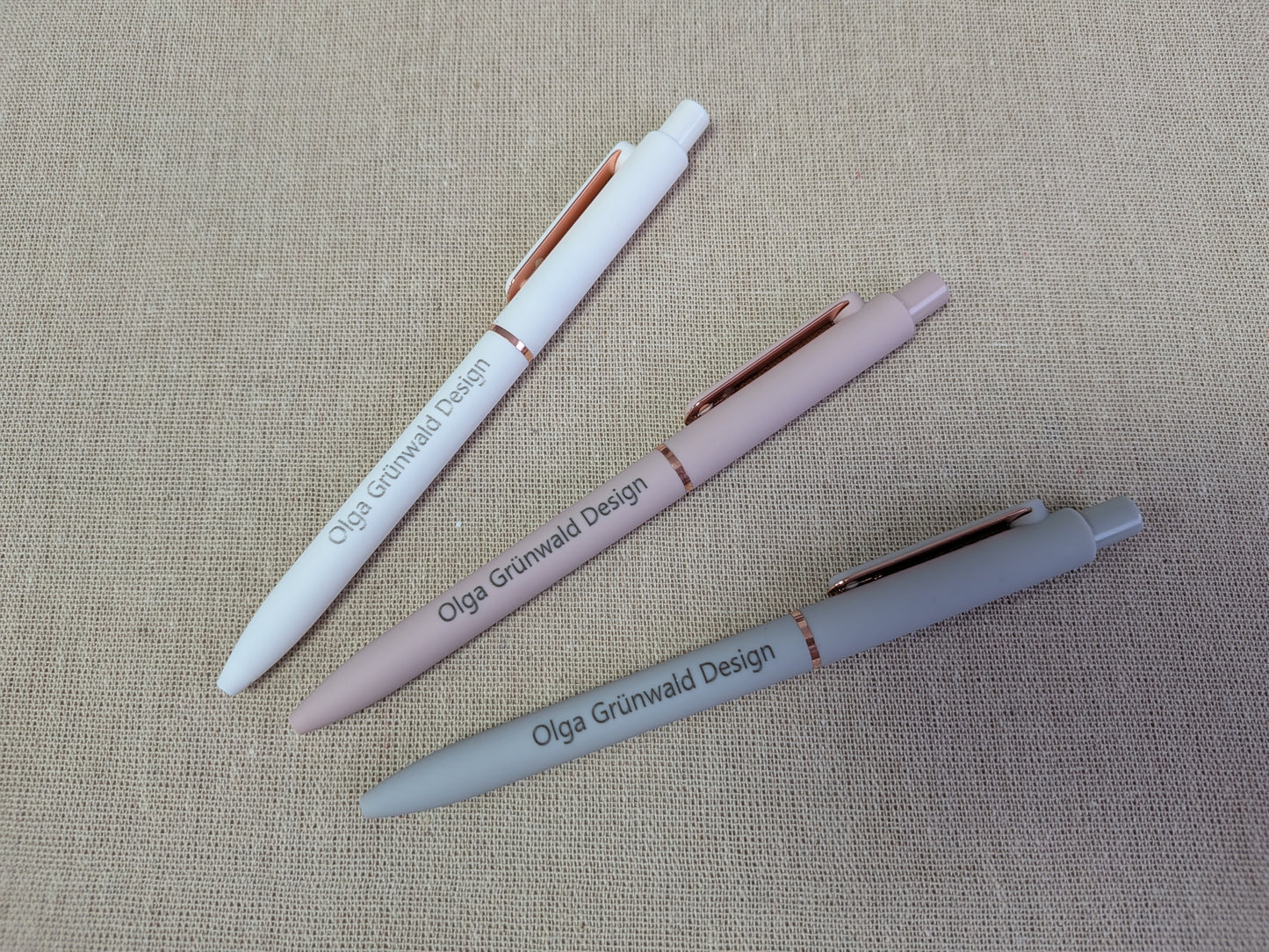 Eleganter Kugelschreiber „OlgaGrünwaldDesign“ – Soft Pastell Stift | Roségold Details | Planner Zubehör