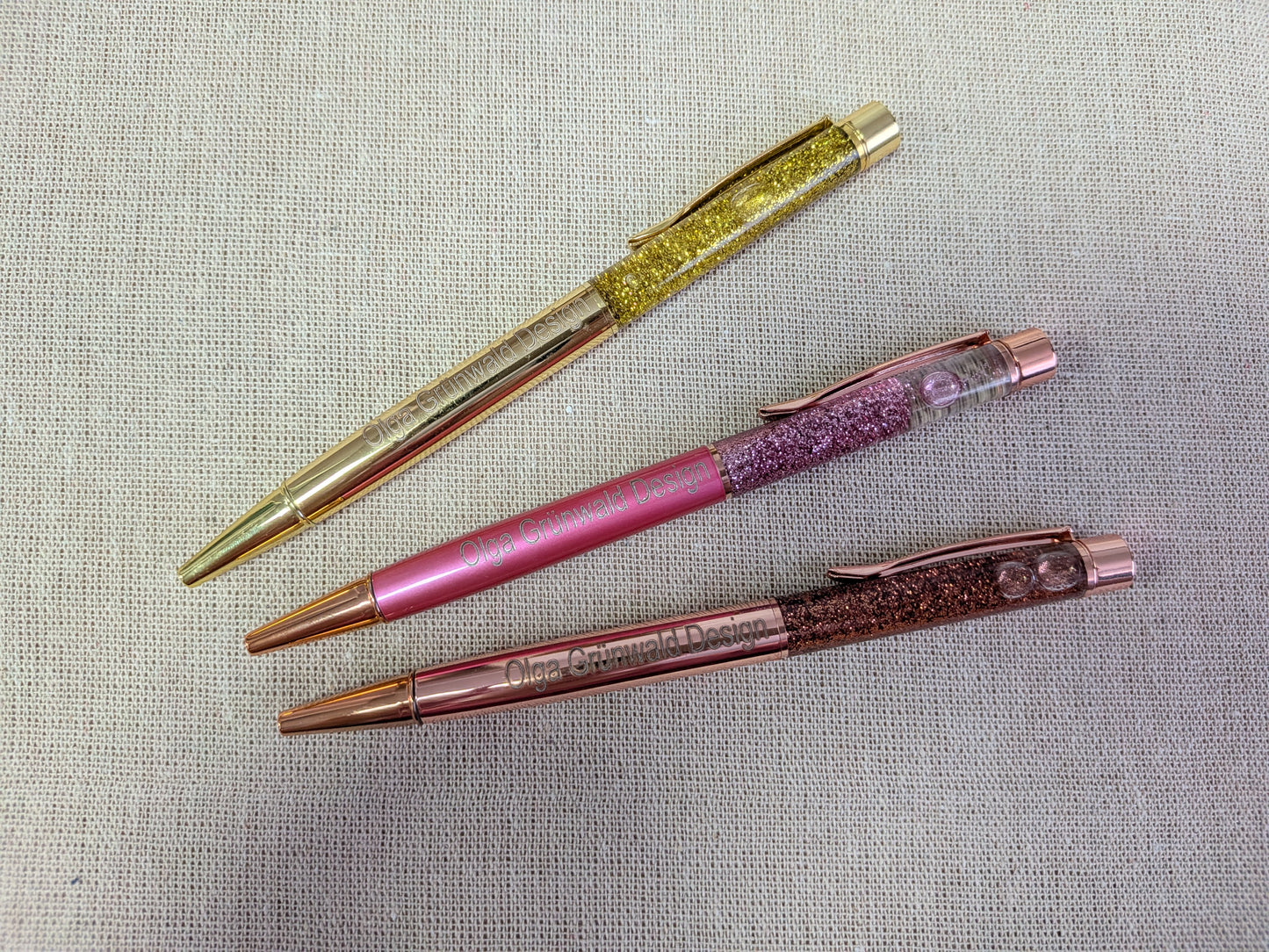 Glitzer Kugelschreiber „OlgaGrünwaldDesign“ – Eleganter Gold & Rosa Stift | Zubehör