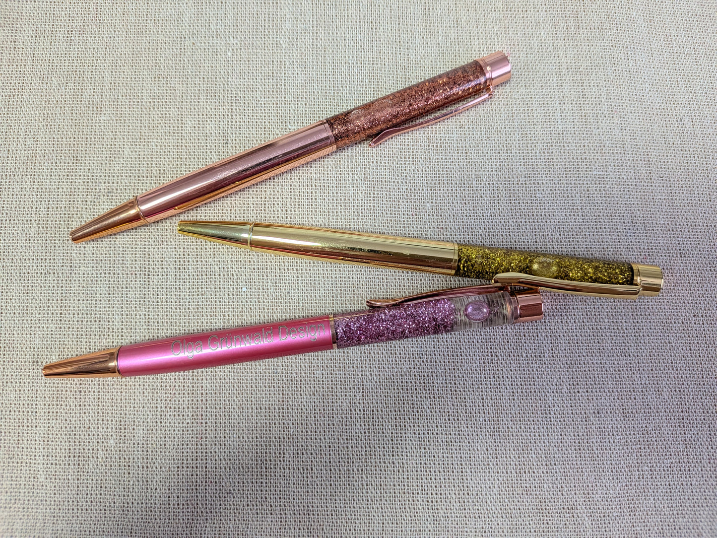 Glitzer Kugelschreiber „OlgaGrünwaldDesign“ – Eleganter Gold & Rosa Stift | Zubehör
