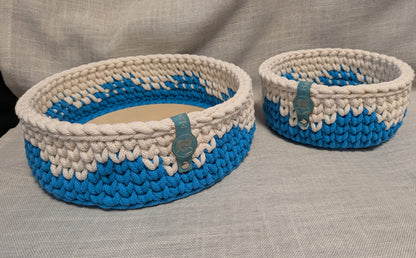 Gehäkelte Körbchen Set (2er) – mit Holzboden | Handgemacht | Aufbewahrungskörbe in Blau & Creme
