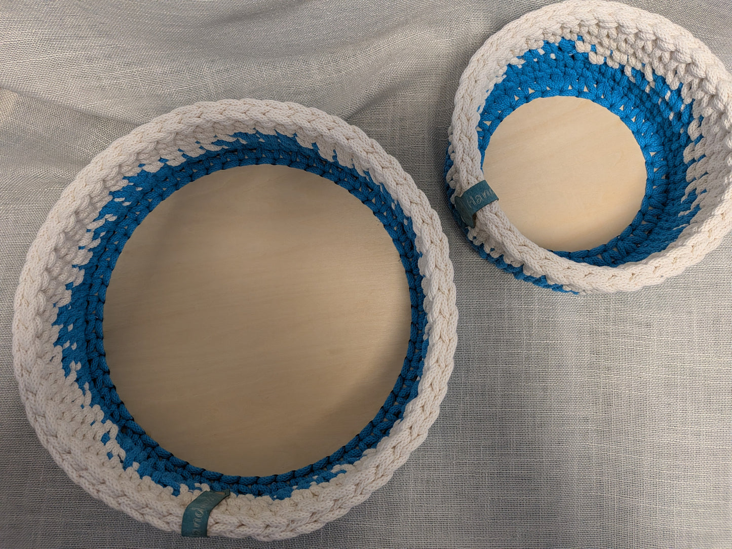 Gehäkelte Körbchen Set (2er) – mit Holzboden | Handgemacht | Aufbewahrungskörbe in Blau & Creme