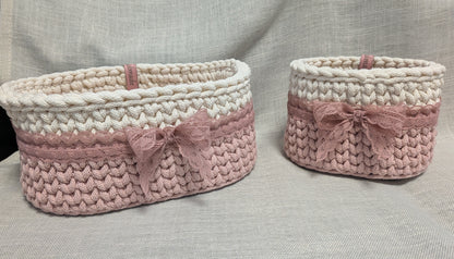 Gehäkelte Körbchen mit Schleife – 2er Set | Handgemacht | Aufbewahrung in Creme & Altrosa