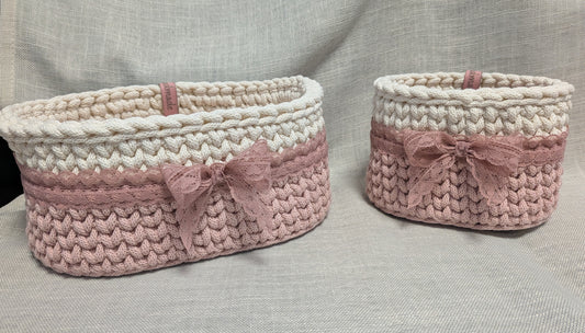 Gehäkelte Körbchen mit Schleife – 2er Set | Handgemacht | Aufbewahrung in Creme & Altrosa