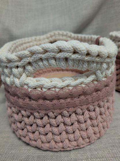 Gehäkelte Körbchen mit Schleife – 2er Set | Handgemacht | Aufbewahrung in Creme & Altrosa