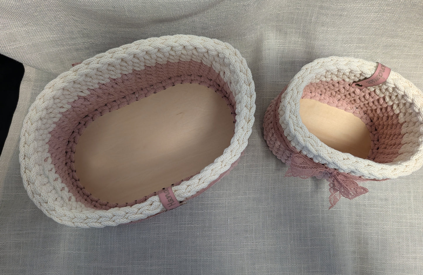 Gehäkelte Körbchen mit Schleife – 2er Set | Handgemacht | Aufbewahrung in Creme & Altrosa