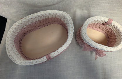 Gehäkelte Körbchen mit Schleife – 2er Set | Handgemacht | Aufbewahrung in Creme & Altrosa