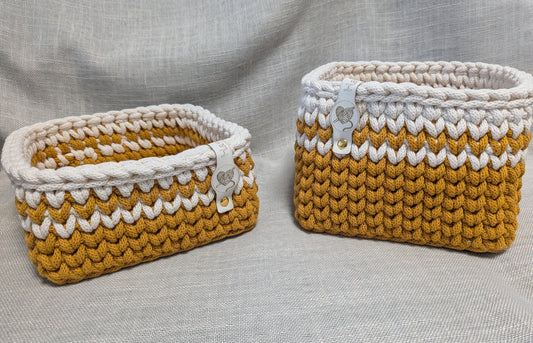 Gehäkelte Körbchen 2er Set – mit Holzboden | Senfgelb & Creme | Handgemacht