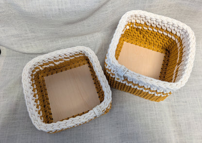 Gehäkelte Körbchen 2er Set – mit Holzboden | Senfgelb & Creme | Handgemacht