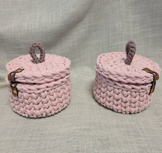 Gehäkelte Körbchen mit Deckel – 2er Set | Hellrosa | Handgemacht