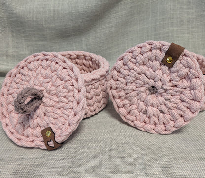 Gehäkelte Körbchen mit Deckel – 2er Set | Hellrosa | Handgemacht
