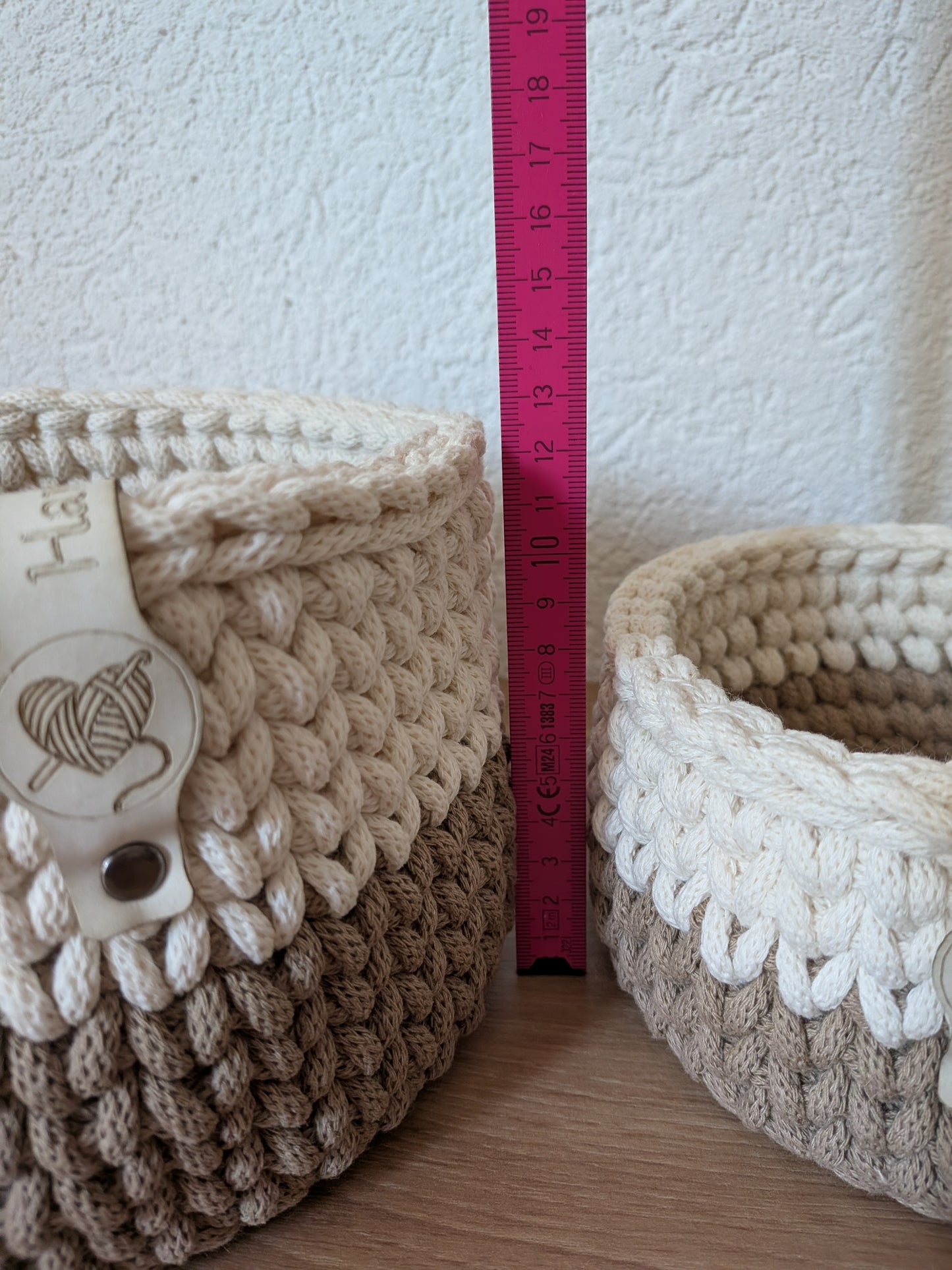 Gehäkelte Körbchen 2er Set – mit Holzboden | Beige & Creme | Handgemacht