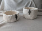 Gehäkeltes Körbchen-Set in Creme mit graviertem Holzboden – Handgemacht