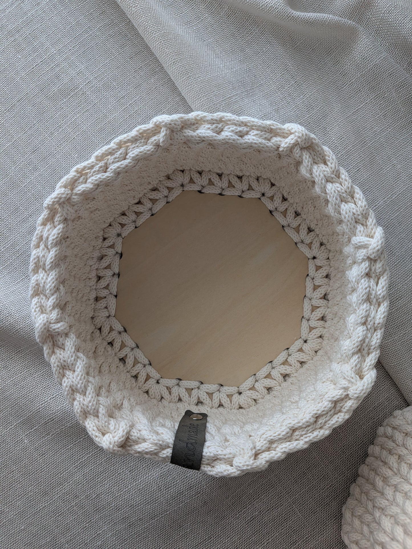 Gehäkeltes Körbchen-Set in Creme mit graviertem Holzboden – Handgemacht