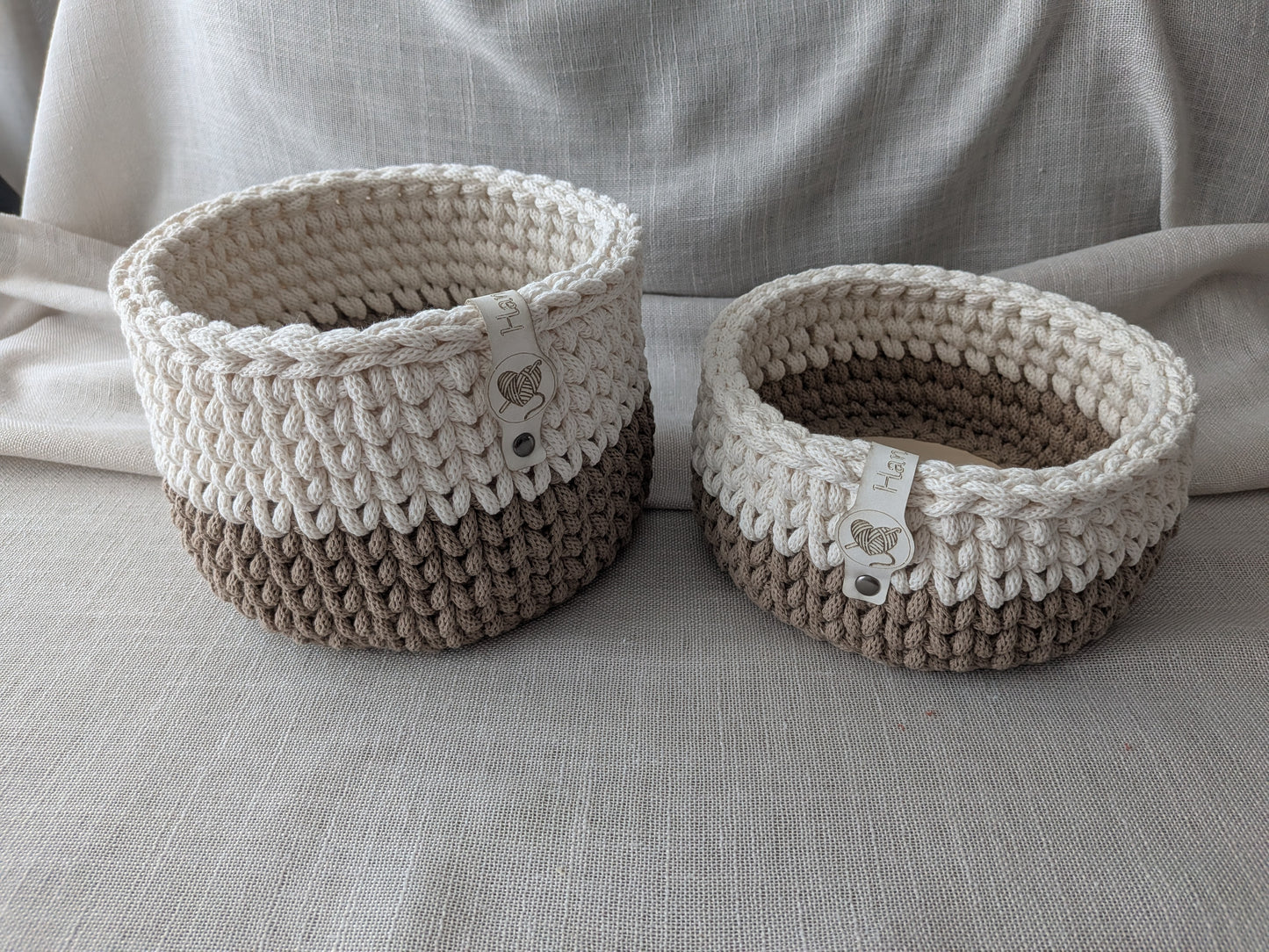 Gehäkelte Körbchen 2er Set – mit Holzboden | Beige & Creme | Handgemacht